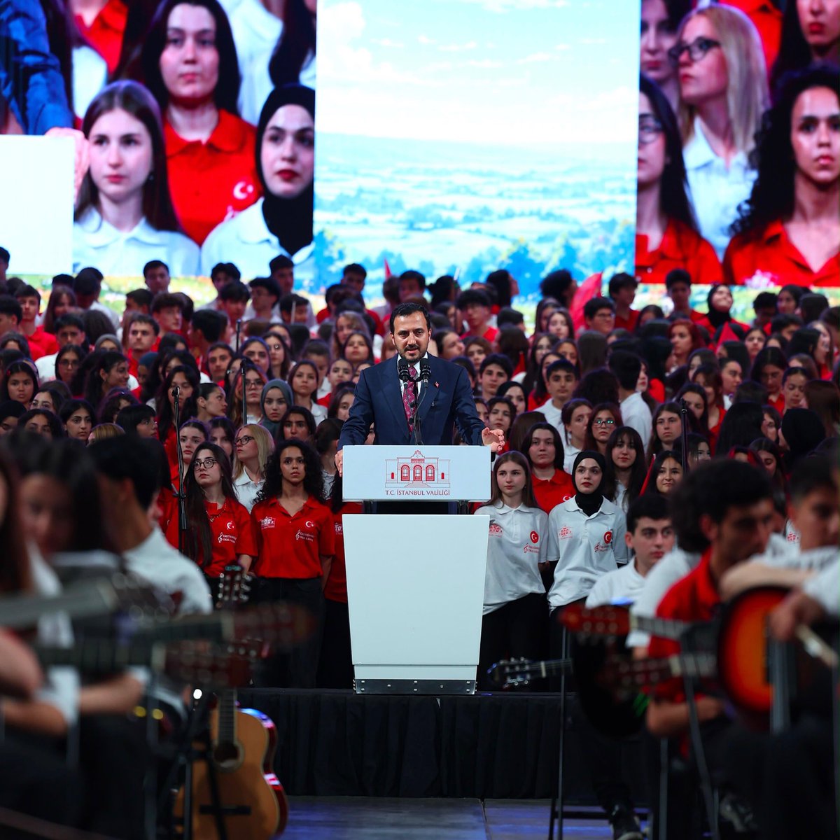 abdullahozdemir's tweet photo. İstanbul Valiliğimizin öncülüğünde hayata geçirilen ‘Enstrümansız Okul Kalmasın’ projesi, eğitim anlayışımızı daha da zenginleştiren ve güçlendiren önemli bir vizyon ortaya koymuştur. Eğitimin yalnızca akademik başarıdan ibaret olmadığını; sanatın, kültürün, sporun ve değerler eğitiminin de ayrılmaz bir parçası olduğunu ortaya koyan son derece kıymetli bir çalışmadır.

Tam 1800 öğrencimizin aynı anda sahne alması, bir organizasyon başarısından öte fırsat verildiğinde gençlerimizin neler başarabileceğinin çok güçlü bir göstergesidir.

@TC_istanbul @gul_davut 

📍Enstrümansız Okul Kalmasın Yıl Sonu Şenliği