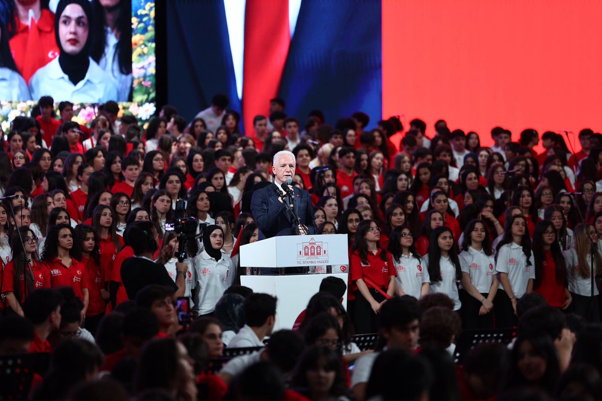 abdullahozdemir's tweet photo. İstanbul Valiliğimizin öncülüğünde hayata geçirilen ‘Enstrümansız Okul Kalmasın’ projesi, eğitim anlayışımızı daha da zenginleştiren ve güçlendiren önemli bir vizyon ortaya koymuştur. Eğitimin yalnızca akademik başarıdan ibaret olmadığını; sanatın, kültürün, sporun ve değerler eğitiminin de ayrılmaz bir parçası olduğunu ortaya koyan son derece kıymetli bir çalışmadır.

Tam 1800 öğrencimizin aynı anda sahne alması, bir organizasyon başarısından öte fırsat verildiğinde gençlerimizin neler başarabileceğinin çok güçlü bir göstergesidir.

@TC_istanbul @gul_davut 

📍Enstrümansız Okul Kalmasın Yıl Sonu Şenliği