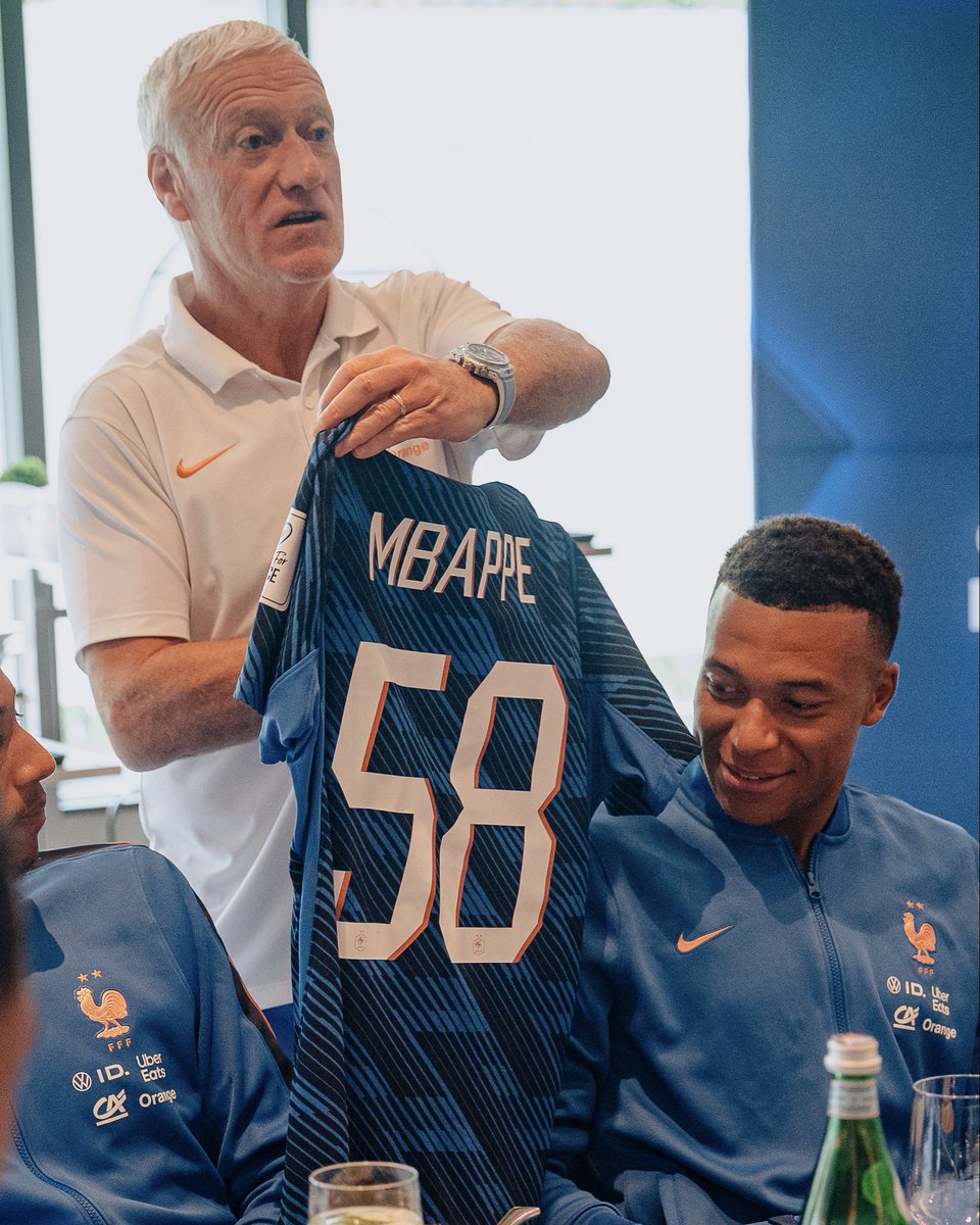 equipedefrance's tweet photo. Le coach a remis un maillot floqué 5️⃣8️⃣ au 𝙢𝙚𝙞𝙡𝙡𝙚𝙪𝙧 𝙗𝙪𝙩𝙚𝙪𝙧 𝙙𝙚 𝙡’𝙝𝙞𝙨𝙩𝙤𝙞𝙧𝙚 𝙙𝙚𝙨 𝘽𝙡𝙚𝙪𝙨 ! ⚽️🔥 https://t.co/nzR8SXkBXF