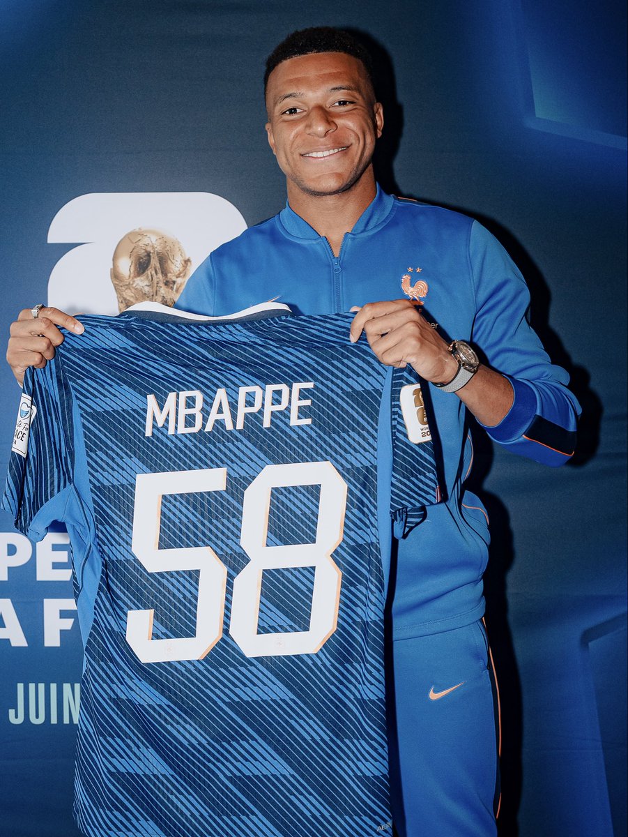 equipedefrance's tweet photo. Le coach a remis un maillot floqué 5️⃣8️⃣ au 𝙢𝙚𝙞𝙡𝙡𝙚𝙪𝙧 𝙗𝙪𝙩𝙚𝙪𝙧 𝙙𝙚 𝙡’𝙝𝙞𝙨𝙩𝙤𝙞𝙧𝙚 𝙙𝙚𝙨 𝘽𝙡𝙚𝙪𝙨 ! ⚽️🔥 https://t.co/nzR8SXkBXF