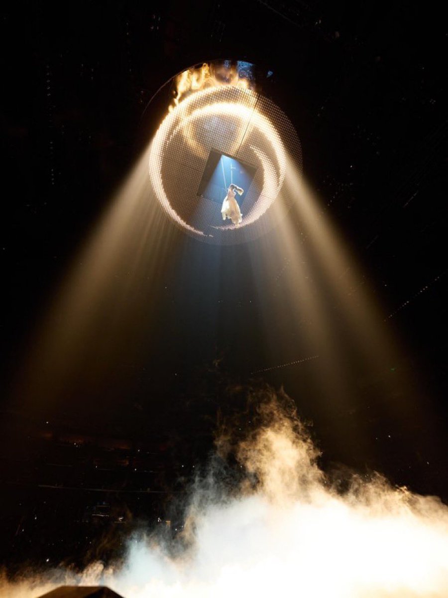 TheGrandeTop10's tweet photo. Hey @TeamAriana random idea and I don’t know how feasible but I thought I’d share!

What if you want live each countdown of the ‘eternal sunshine tour’ to reveal the next ‘petal’ track title each day

Could get people talking 👀 https://t.co/qSb81zvWVH