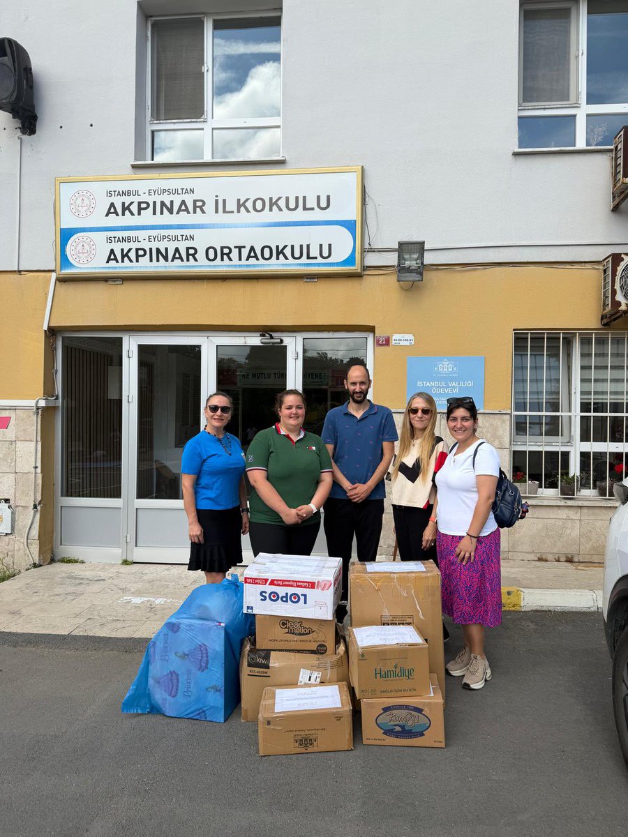 HalisMTAL's tweet photo. 🧸Geleceğe umut, çocuklara tebessüm.💕

#GirişimcilikKulübü öğretmen ve öğrencilerimiz, toplum hizmeti çalışmaları kapsamında Akpınar İlkokulu Anasınıfı öğrencilerine topladıkları kitap, kırtasiye ve oyuncakları teslim etti. 🎒

#benheryerdevarım 

 @EyupsultanMem @ZelihaYldz https://t.co/aYF0qunyaA