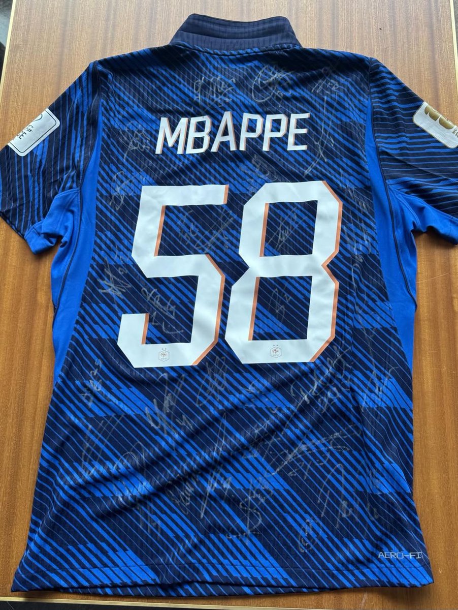 footmercato's tweet photo. 👑🇫🇷 Le message de Kylian Mbappé après être devenu le meilleur buteur de l’histoire de l’Équipe de France :

🗣️ "58 𝑏𝑢𝑡𝑠. 𝑈𝑛𝑒 𝑔𝑟𝑎𝑛𝑑𝑒 𝑓𝑖𝑒𝑟𝑡𝑒́ 𝑑𝑒 𝑝𝑜𝑢𝑣𝑜𝑖𝑟 𝑑𝑒𝑣𝑒𝑛𝑖𝑟 𝑙𝑒 𝑚𝑒𝑖𝑙𝑙𝑒𝑢𝑟 𝑏𝑢𝑡𝑒𝑢𝑟 𝑑𝑒 𝑙’ℎ𝑖𝑠𝑡𝑜𝑖𝑟𝑒 𝑑𝑒 𝑛𝑜𝑡𝑟𝑒 𝑠𝑒́𝑙𝑒𝑐𝑡𝑖𝑜𝑛, 𝑢𝑛 𝑝𝑎𝑦𝑠 𝑞𝑢𝑖 𝑎 𝑣𝑢 𝑝𝑎𝑠𝑠𝑒𝑟 𝑡𝑎𝑛𝑡 𝑑𝑒 𝑔𝑟𝑎𝑛𝑑𝑠 𝑗𝑜𝑢𝑒𝑢𝑟𝑠.

𝑀𝑒𝑟𝑐𝑖 𝑎̀ 𝑙’𝑒𝑛𝑠𝑒𝑚𝑏𝑙𝑒 𝑑𝑒 𝑚𝑒𝑠 𝑐𝑜𝑒́𝑞𝑢𝑖𝑝𝑖𝑒𝑟𝑠, 𝑎𝑢 𝑠𝑡𝑎𝑓𝑓 𝑒𝑡 𝑎̀ 𝑙𝑎 𝐹𝐹𝐹 𝑝𝑜𝑢𝑟 𝑙’𝑒́𝑡𝑒𝑟𝑛𝑒𝑙𝑙𝑒 𝑐𝑜𝑛𝑓𝑖𝑎𝑛𝑐𝑒 𝑑𝑒𝑝𝑢𝑖𝑠 𝑙𝑒 𝑝𝑟𝑒𝑚𝑖𝑒𝑟 𝑗𝑜𝑢𝑟.

𝐸𝑡 𝑚𝑒𝑟𝑐𝑖 𝑎̀ 𝑣𝑜𝑢𝑠 𝑝𝑜𝑢𝑟 𝑣𝑜𝑡𝑟𝑒 𝑠𝑜𝑢𝑡𝑖𝑒𝑛.

𝑂𝑛 𝑐𝑜𝑛𝑡𝑖𝑛𝑢𝑒, 𝑖𝑙 𝑟𝑒𝑠𝑡𝑒 𝑏𝑒𝑎𝑢𝑐𝑜𝑢𝑝 𝑎̀ 𝑓𝑎𝑖𝑟𝑒…"