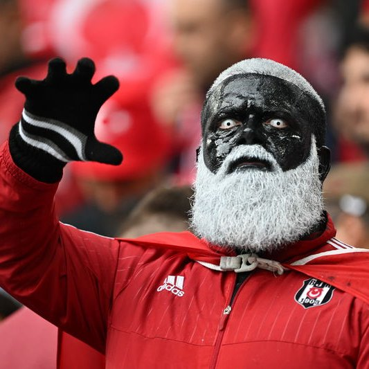 Beşiktaş Taraftarının İlginç Ritüeli: Siyah-Beyaz Boyanma Geleneği