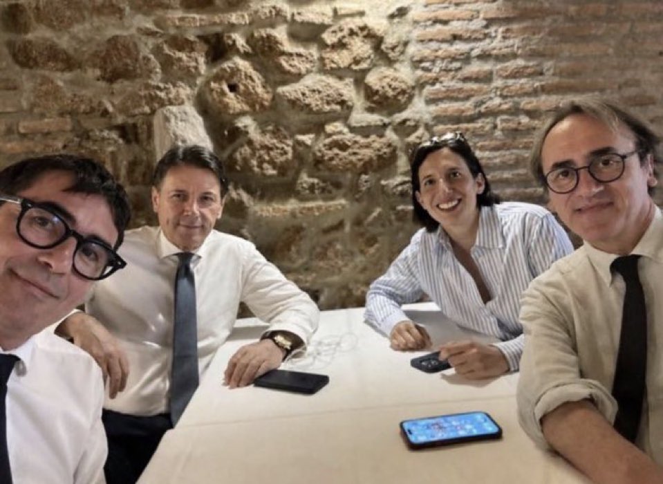 guffanti_marco's tweet photo. Tutti i leader europei e i membri del #G7 in Francia allineati e schierati con l’Ucraina 🇺🇦 per una pace giusta.

La rappresentante dell’Istituto Vuoto che Ride, il cerca sassi, l’autista della Tesla e Don Bonus in una cantina a fare a gara di QI col muro. https://t.co/ABcIGsDSEX