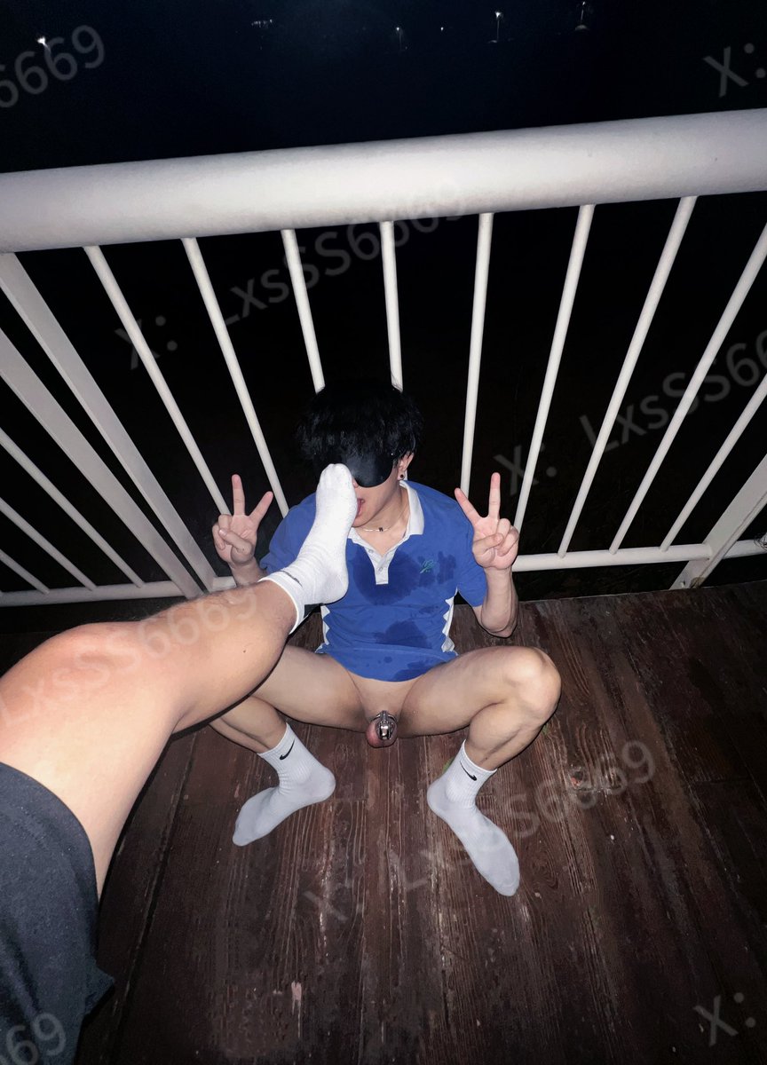 LxsSS6669's tweet photo. 男高化身恶堕小狗🐶大晚上不睡觉还要出来发骚！最后竟被1s无情尿嘴！衣服都湿了！狗鸡巴锁在贞操锁里硬的不行！#天体 #野裸 #野外调教 #骚狗 https://t.co/bWjUNv3CbC