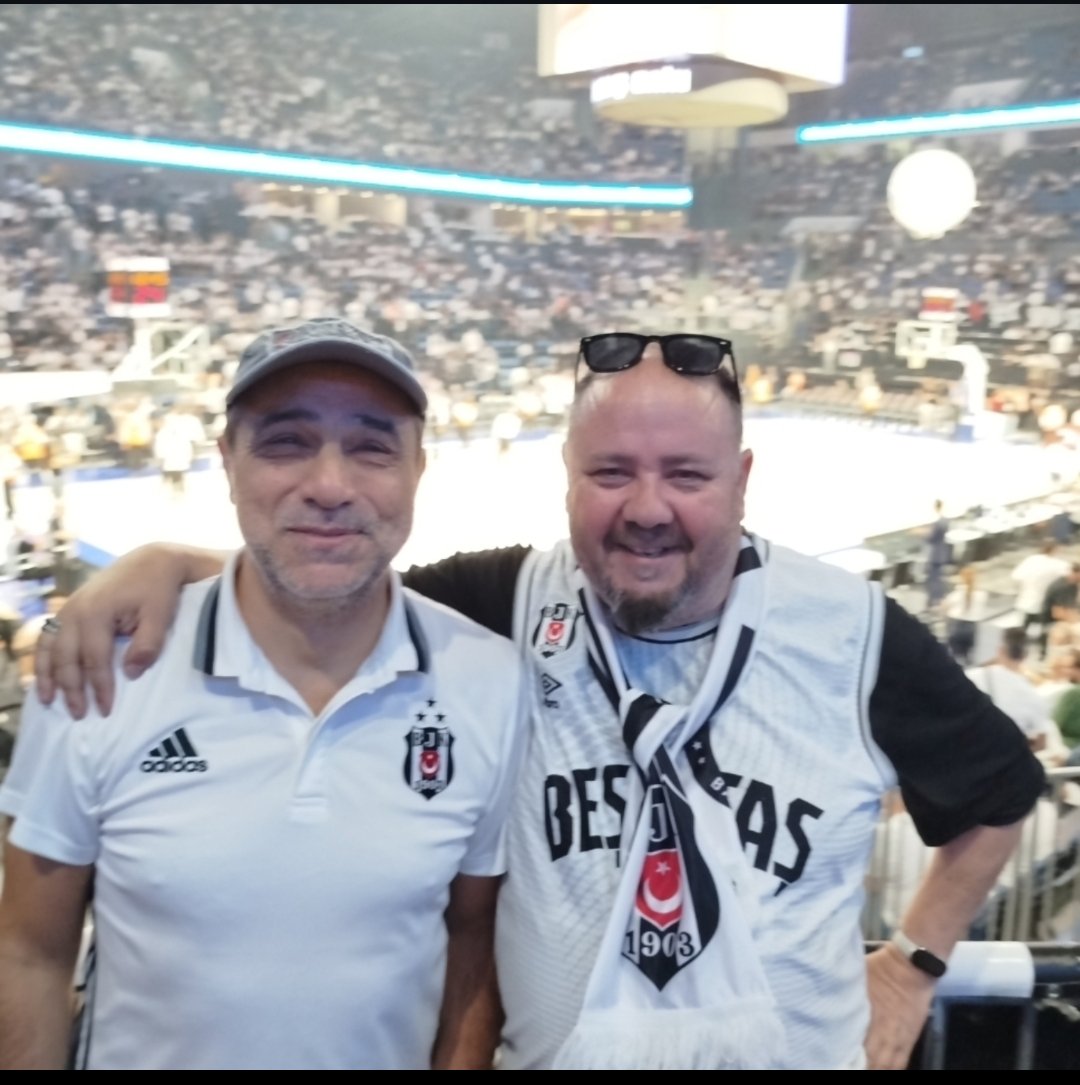 barisuzel's tweet photo. Abi - kardeş, tüm dostlar yan yana, #PotanınKartalları'nın yanında... 

SEVDAMIZIN PEŞİNDEYİZ 🏁🦅

@armanbaman @vsolakoglu @varnaian 

#Beşiktaş #BeşiktaşBasketbol #BJKBasket

Siyah-beyaz devam... https://t.co/TLZq9De9OC
