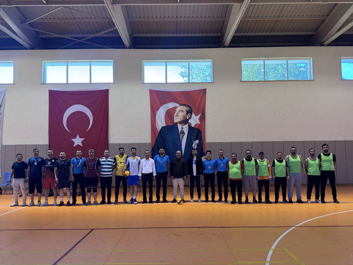 GuzelyurtKaymkm's tweet photo. 🏐 Kurumlar Arası Voleybol Turnuvası 🏐

Kaymakamımız Sn. Süleyman ARAT , Güzelyurt Kaymakamlığı ile Güzelyurt Gençlik ve Spor Müdürlüğü tarafından düzenlenen Kurumlar Arası Voleybol Turnuvasının açılışını yaparak turnuvanın startını verdi. https://t.co/uMo4HffC0y