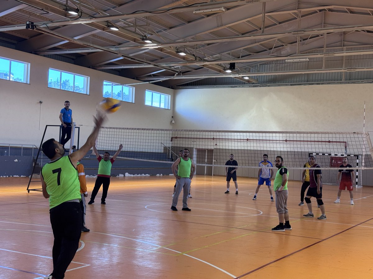 GuzelyurtKaymkm's tweet photo. 🏐 Kurumlar Arası Voleybol Turnuvası 🏐

Kaymakamımız Sn. Süleyman ARAT , Güzelyurt Kaymakamlığı ile Güzelyurt Gençlik ve Spor Müdürlüğü tarafından düzenlenen Kurumlar Arası Voleybol Turnuvasının açılışını yaparak turnuvanın startını verdi. https://t.co/uMo4HffC0y