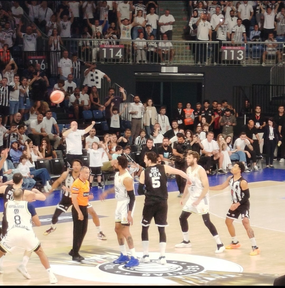 barisuzel's tweet photo. Abi - kardeş, tüm dostlar yan yana, #PotanınKartalları'nın yanında... 

SEVDAMIZIN PEŞİNDEYİZ 🏁🦅

@armanbaman @vsolakoglu @varnaian 

#Beşiktaş #BeşiktaşBasketbol #BJKBasket

Siyah-beyaz devam... https://t.co/TLZq9De9OC