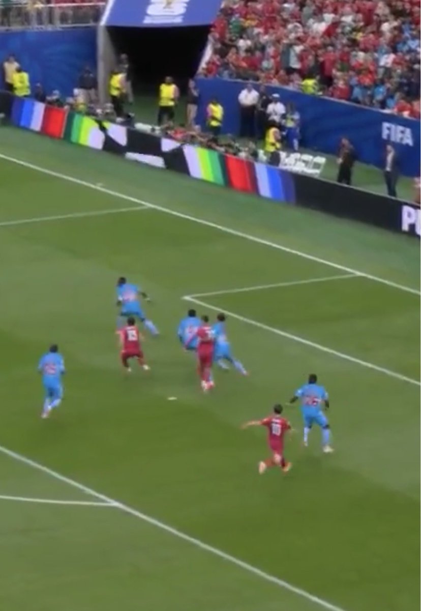 emirman00's tweet photo. @JDan851 @barcelonebelge @ArobaseGiovanny Pourquoi Neves est seul à ton avis Ronaldo attire pratiquement les trois défenseurs sur sa course, dont deux qui lui font un marquage. https://t.co/VrNqqmQrxq