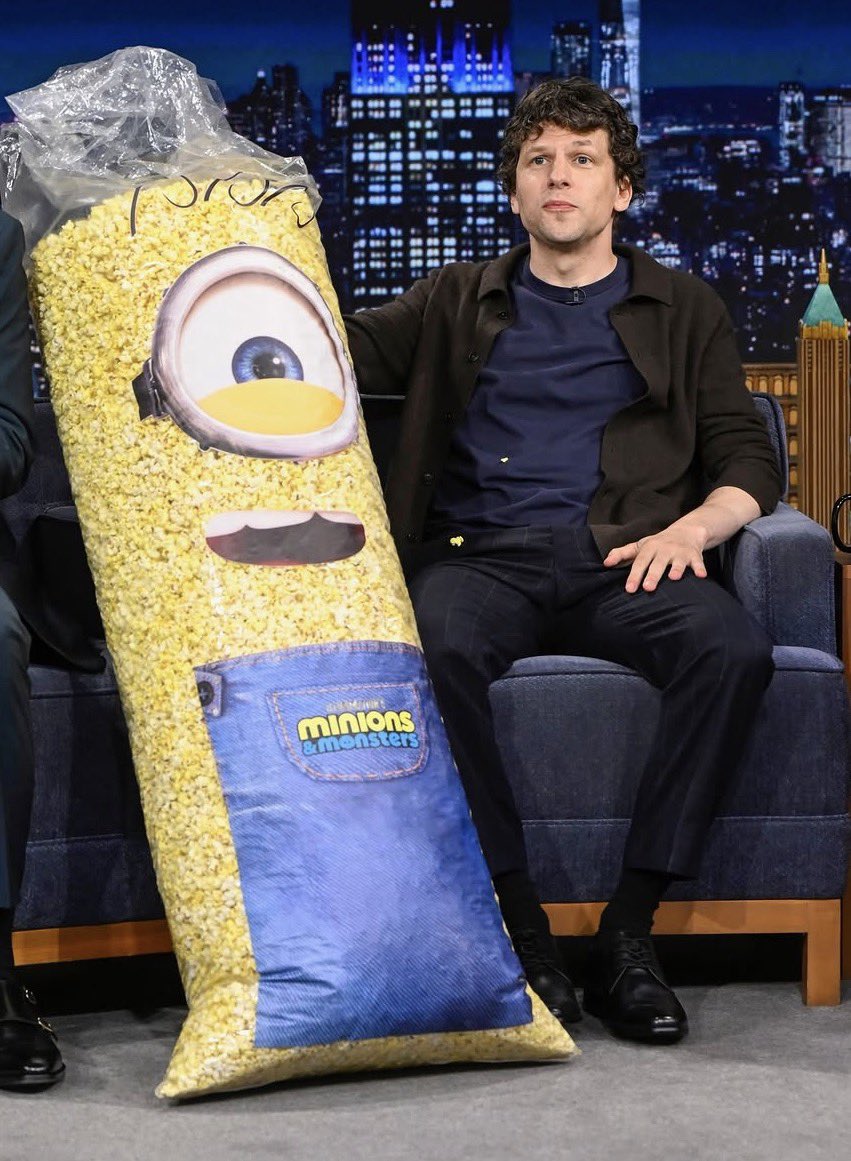 DaveMcNamee3000's tweet photo. Jesse Eisenberg stuns with gigantic minions popcorn bag https://t.co/jbEgW82Mhb