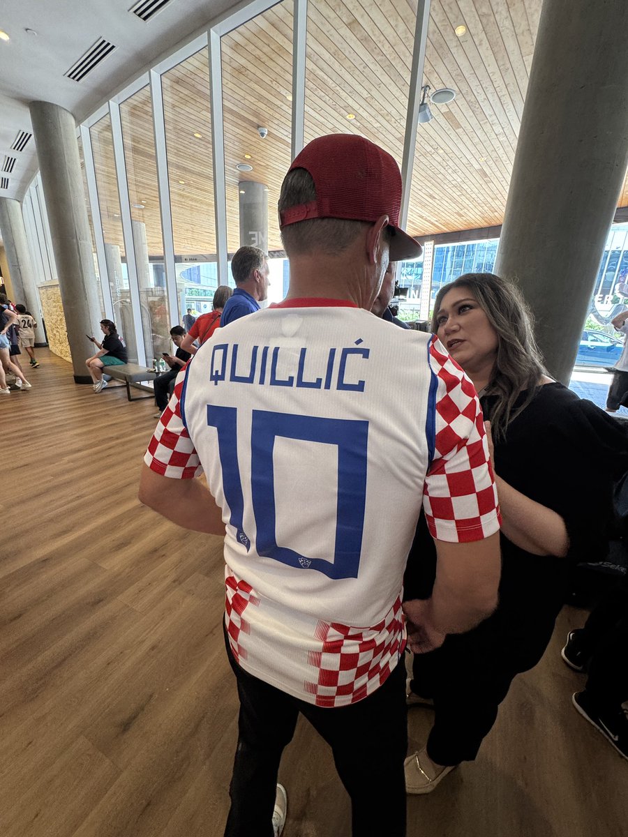 FCDallas's tweet photo. Petar got the gaffer a special gift 🇭🇷 https://t.co/m1qRnKkjm0