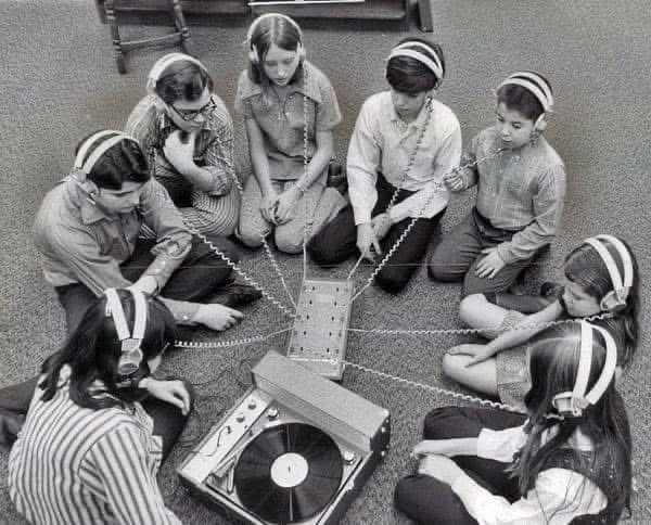 ComputerLove_'s tweet photo. Photo of kids listening to music in 1970s. https://t.co/Y0fQLljfNA