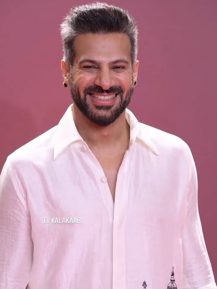 Jess41053210's tweet photo. The beautiful , enchanting smile🪄🤍🌸

#karanveermehra 
#kvmnation 
@KaranVeerMehra https://t.co/VpdLZJBYjg