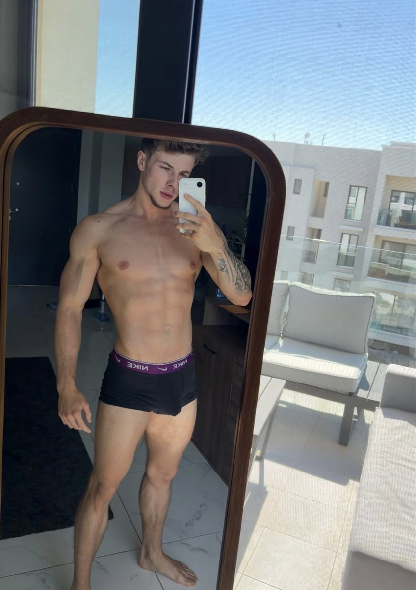Benjaminhilton tweet media