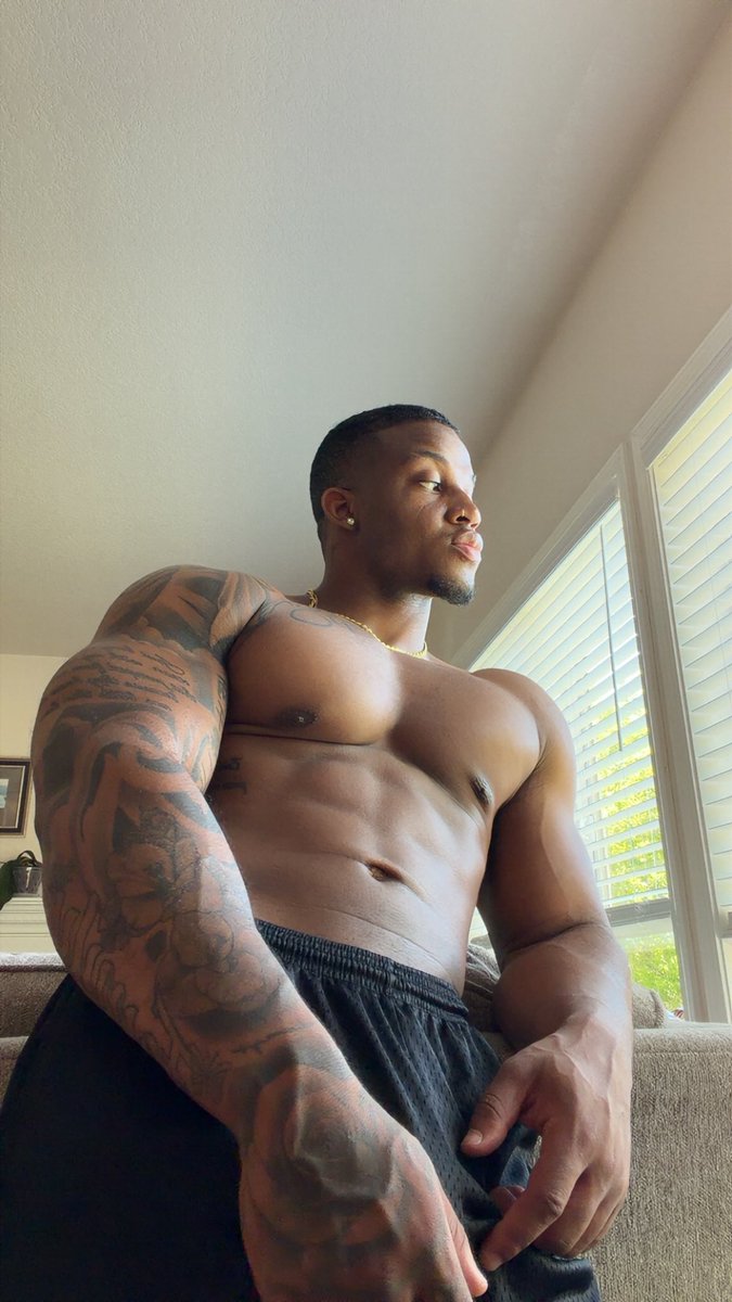 JacksonCaleb116's tweet photo. Oooo he big 💪🏾 https://t.co/uPbBLYbA3m