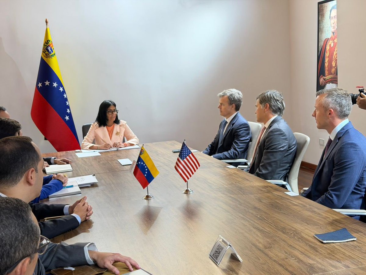 usembassyve's tweet photo. Seguimos impulsando la fase de recuperación económica del plan de tres fases del Presidente Trump y el Secretario Rubio. Junto con el Secretario Adjunto Interino del Departamento de @ENERGY, Andrew Rapp, y el Asesor Principal de Política del Consejo Nacional de Dominio Energético (NDEC), Toby Deen, continuamos trabajando intensamente con las autoridades interinas para apoyar la participación de empresas estadounidenses en la recuperación del sector petrolero y gasífero de Venezuela. 

Avanzamos en la creación de un entorno propicio para la inversión estadounidense mediante reuniones productivas con altos funcionarios de las autoridades interinas.