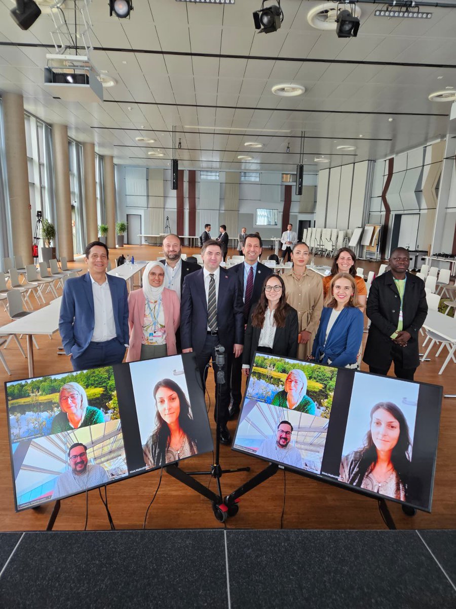 ahmtbgc's tweet photo. 📍 Bonn
COP31 sürecine katkı sunmak amacıyla geliştirdiğimiz Turkuaz Bağlantı Girişimi (Turquoise Nexus Initiative)’ni ülke temsilcileri ve ilgili uluslararası kuruluşlarla paylaşma fırsatı bulduk.

Çevre, Şehircilik ve İklim Değişikliği Bakan Yardımcımız Sayın Fatma Varank ile gerçekleştirdiğimiz görüşmelerde; sürdürülebilir kalkınma hedefleri doğrultusunda iş birliği olanaklarını değerlendirdik, Türkiye’nin çevre, iklim ve doğal kaynak yönetimi alanındaki vizyonunu ve deneyimlerini aktardık.

Turkuaz Bağlantı Girişimi’nin; ülkemiz, bölgemiz ve dünya için daha sürdürülebilir bir geleceğin inşasına katkı sunmasını temenni ediyorum.

#COP31 #fastpartnership @fatmavarank @TCTarim @FAOclimate @FAO @KavehZahedi2030