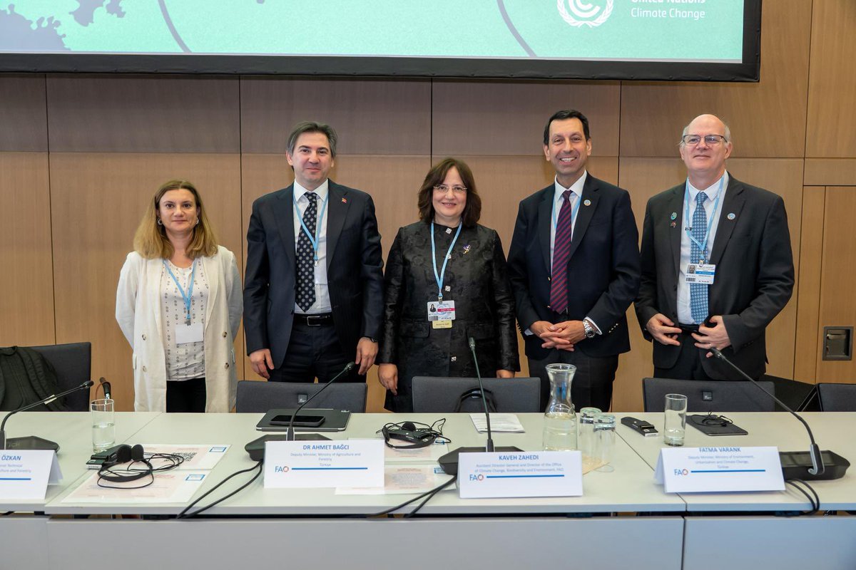 ahmtbgc's tweet photo. 📍 Bonn
COP31 sürecine katkı sunmak amacıyla geliştirdiğimiz Turkuaz Bağlantı Girişimi (Turquoise Nexus Initiative)’ni ülke temsilcileri ve ilgili uluslararası kuruluşlarla paylaşma fırsatı bulduk.

Çevre, Şehircilik ve İklim Değişikliği Bakan Yardımcımız Sayın Fatma Varank ile gerçekleştirdiğimiz görüşmelerde; sürdürülebilir kalkınma hedefleri doğrultusunda iş birliği olanaklarını değerlendirdik, Türkiye’nin çevre, iklim ve doğal kaynak yönetimi alanındaki vizyonunu ve deneyimlerini aktardık.

Turkuaz Bağlantı Girişimi’nin; ülkemiz, bölgemiz ve dünya için daha sürdürülebilir bir geleceğin inşasına katkı sunmasını temenni ediyorum.

#COP31 #fastpartnership @fatmavarank @TCTarim @FAOclimate @FAO @KavehZahedi2030
