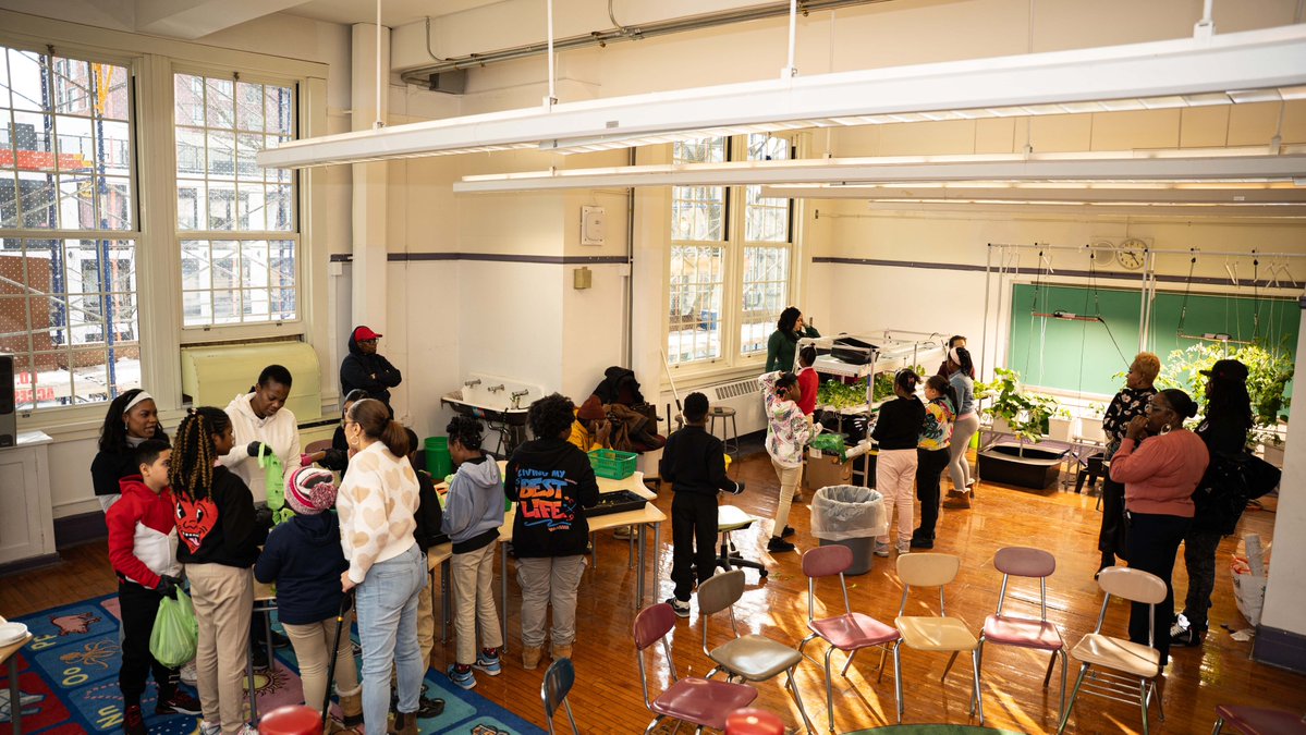 NYsunworks's tweet photo. Teachers at P.S. 345 said hydroponic labs have made students more engaged, curious, and motivated to learn about the climate and sustainability. We're so grateful to @SenatorPersaud for helping these young New Yorkers, and those at IS68, explore careers in environmental science! https://t.co/POID8nBteE