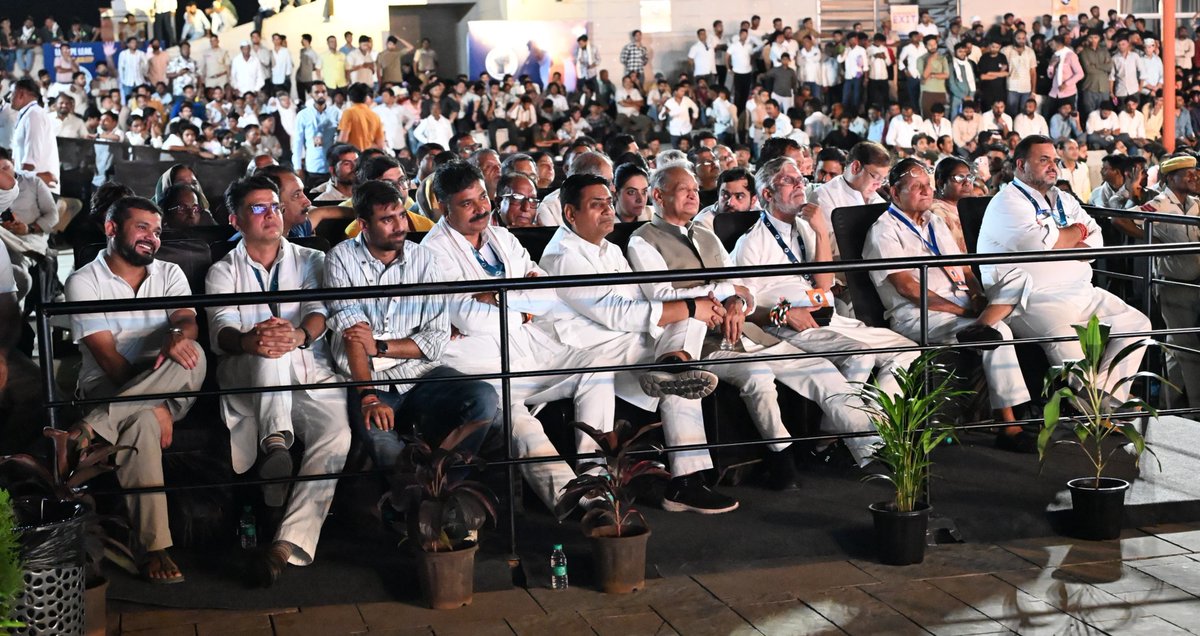 ashokgehlot51's tweet photo. आज कोटा की ऐतिहासिक धरती से युवाओं का भविष्य बचाने के लिए #छात्रों_की_गूंज महारैली के रूप में एक नई क्रांति की शुरुआत हुई है।

तमाम अड़चनों के बावजूद उमड़े हज़ारों छात्रों, युवाओं और अभिभावकों के बीच हमारे नेता विपक्ष श्री @RahulGandhi ने शिक्षा व्यवस्था की कमियों, पेपर लीक और व्यवस्थागत विफलताओं पर खुलकर संवाद किया। 

यह कोई राजनीतिक मंच नहीं, बल्कि उन लाखों नौजवानों की बुलंद आवाज़ थी जो सरकारी सिस्टम की मार झेल रहे हैं। राहुल गांधी जी ने युवाओं को भरोसा दिलाया है कि उनके हक की यह लड़ाई अब थमने वाली नहीं है।