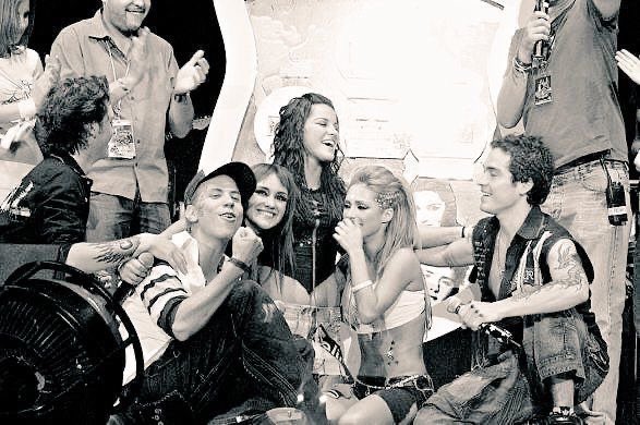 rbdhogar's tweet photo. Recordando! 

RBD recebendo seu primeiro prêmio do álbum REB3LDE, sendo certificado em diamante + ouro pelas vendas das 550 mil cópias no México 🇲🇽 https://t.co/WUHTL3tb7H