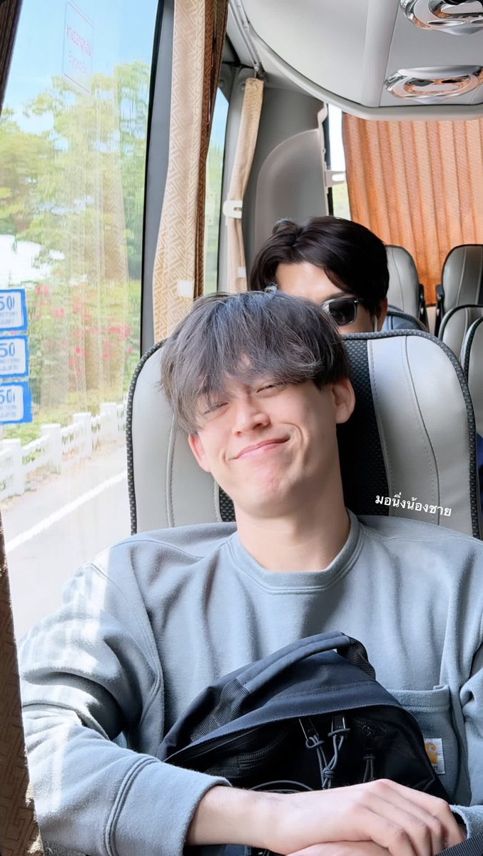 LukaBlythe's tweet photo. #JossGawin 

G is really a menace to his frienss when he wants to. He ended up bringing his friends over to Bunnybig’s room to hang out since J was already sleep in their own room.

I remember in Japan 2024, G also slept in Book’s room instead of his own😂

📝 Grok Translation: https://t.co/L27OSNPlvE