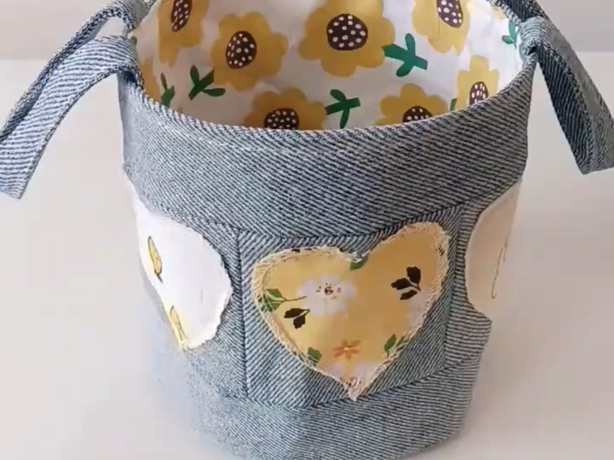 EstrellaMico's tweet photo. Turn old jeans into a cute pencil case! Snip, stitch, add buttons—easy upcycle for a clutter-free desk. https://t.co/1dZVv1pO4Q