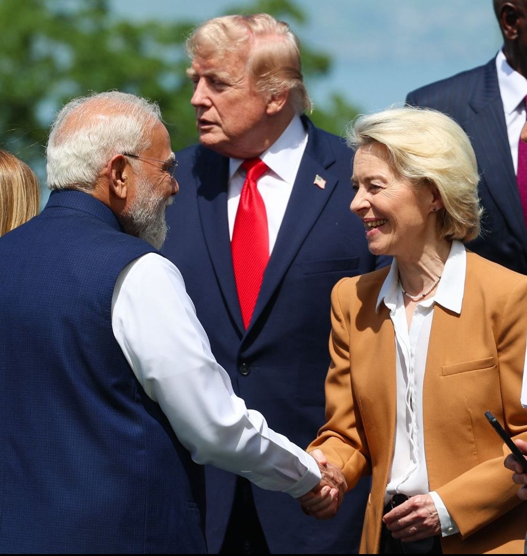 MumbaichaDon's tweet photo. Aura 😍

If a pic is worth 1000 words, these 2 pics are worth 10000 words.

Feeling bad for Trump. But actually not feeling bad at all.😂 https://t.co/9AEOqPNS60