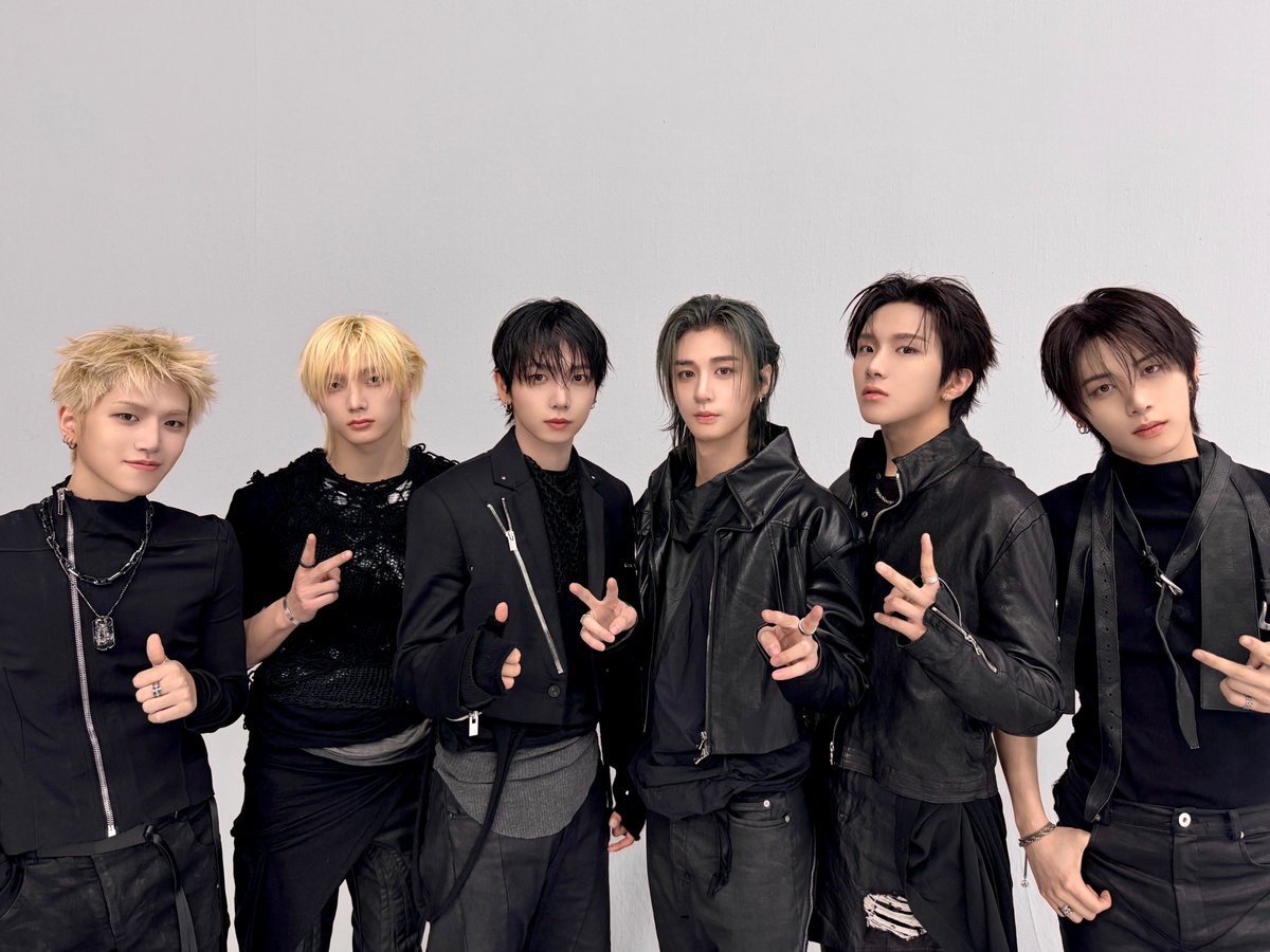 snngho's tweet photo. Mentioning about an iconic appearance, maybe this whole concept should be considered as one since you can't even spell Viral without this look. 𝐁𝐨𝐥𝐝 𝐬𝐭𝐮𝐧𝐧𝐞𝐫𝐬, us who exceeded everyone's expectation. https://t.co/vSvnczcN1N