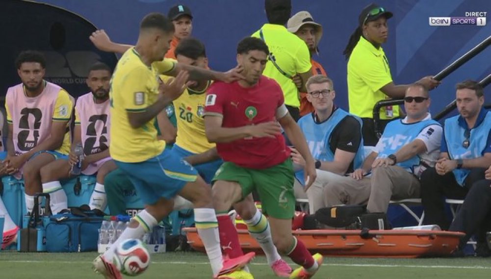 Jerguiss's tweet photo. @Raan_HS @Alexaxfcb Ambas jugadas del mismo partido y frontales ambas para roja solo en una amarilla, imagínate con una por detrás como la de Messi que no fue ni revisada… Un dato el árbitro de Brasil vs Marruecos también expulsó a camavinga de el partido del Bayern sin alguna razón. https://t.co/Mma9uuMDgb