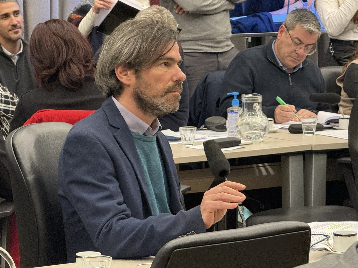 PTSarg's tweet photo. El diputado @NicolasdelCano participa del plenario de comisiones de la Cámara de Diputados que trata el Proyecto de SuperRIGI.

Denuncia que la iniciativa profundiza los privilegios para los grandes grupos económicos, otorgándoles beneficios impositivos, cambiarios y aduaneros extraordinarios, mientras el Gobierno sostiene el ajuste sobre jubilados, universidades, trabajadores y los sectores más vulnerables.