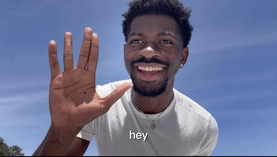 Leah_B_Y's tweet photo. This man said "hey" like he didn't just make thousands of us emotional 😭❤️. So glad you're feeling better and creating again. Can't wait to see what's next. We're all rooting for you 🫶🏻💞 https://t.co/jkQGUKuZxC