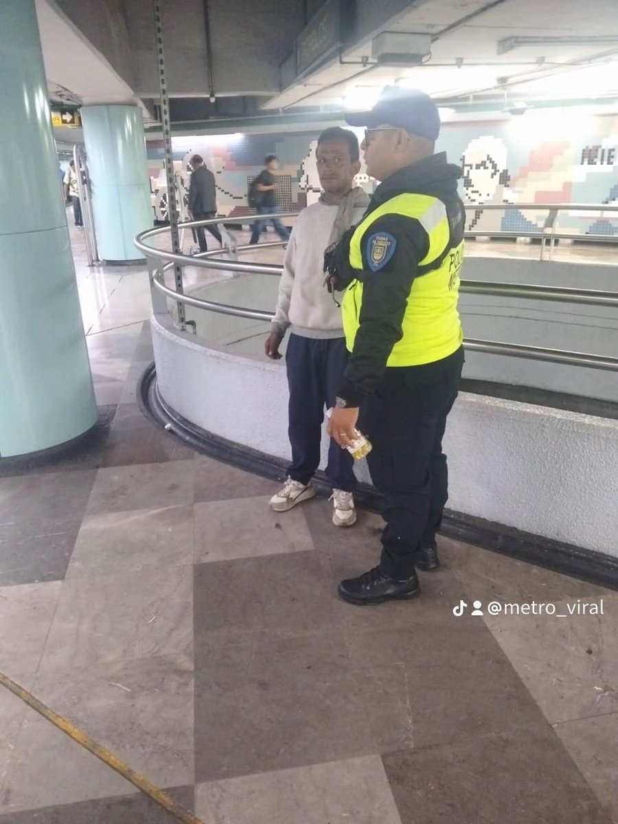 MetroViralMx's tweet photo. #ULTIMAHORA 

Reportan detención de la rata 🐀 en el Metro Ciudad de Mexico 🇲🇽 @MetroCDMX 

Policías de la @SSC_CDMX y personal del #MetroCDMX detienen a un sujeto en situación de calle qué venía bolseando a los usuarios de Línea B 🚨

Usuarios pidieron el apoyo para su detención‼️⚠️