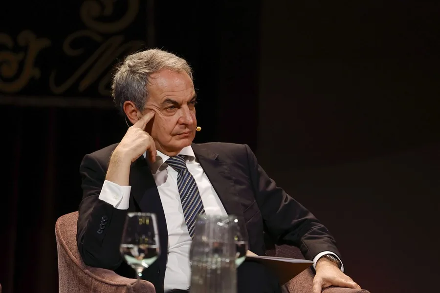 lanochedecuesta's tweet photo. "Otro hecho histórico ha ocurrido hoy: el primer presidente imputado de toda la historia democrática española —y digo presidente porque el trato protocolario les lleva a ser presidentes, no son expresidentes—"

 🎙️ @carloscuestaLD en #NocheDeCuesta https://t.co/91mSRowkHe