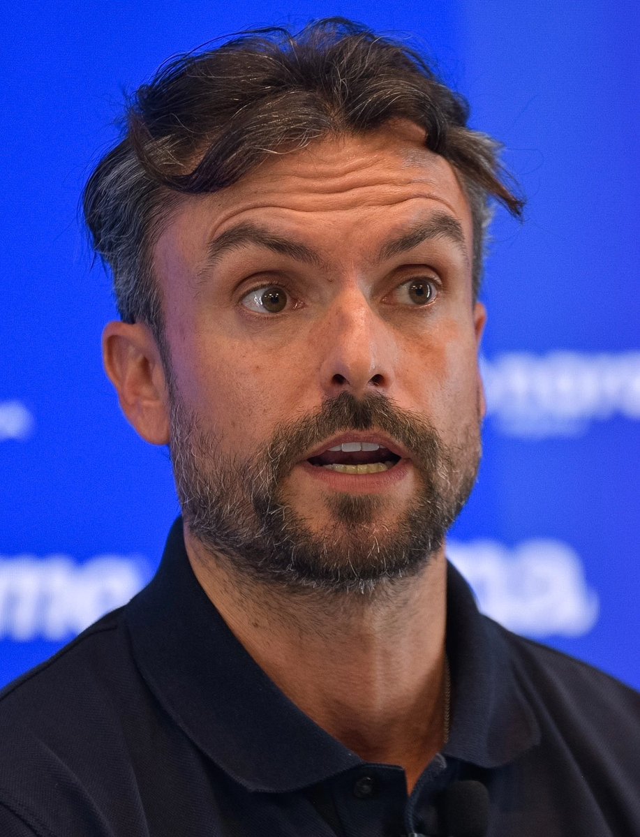 LegaFantasy's tweet photo. 🗣️ @RubenAlbes 

“Juan Cruz es un magnífico futbolista, lo ha demostrado en una categoría más exigente. Sé lo implicado que está, pero a veces la cabeza no ha estado para verlo al nivel que nos gustaría. El equipo está por encima de todos los jugadores y también del entrenador”. https://t.co/pBQHLXnOOu