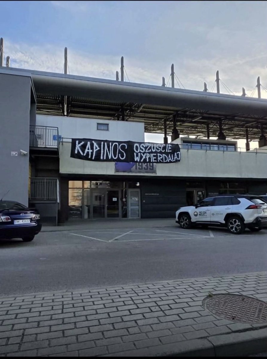 TomaszPoreba's tweet photo. Zaraz, zaraz a gdzie Dyzma? Patron i gwarant tego wielkiego oszustwa i wydojenia klubu? Na szczęście akcja ewakuacja nie zwalnia z pociągnięcia do odpowiedzialności. https://t.co/HSZJtGvXT9