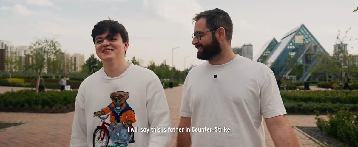O0100101's tweet photo. Molodoy hasn't had a father since he was 10, so that's why Fallen's father figure is SO important to him ㅠㅠ https://t.co/1oYVhhVTH8
