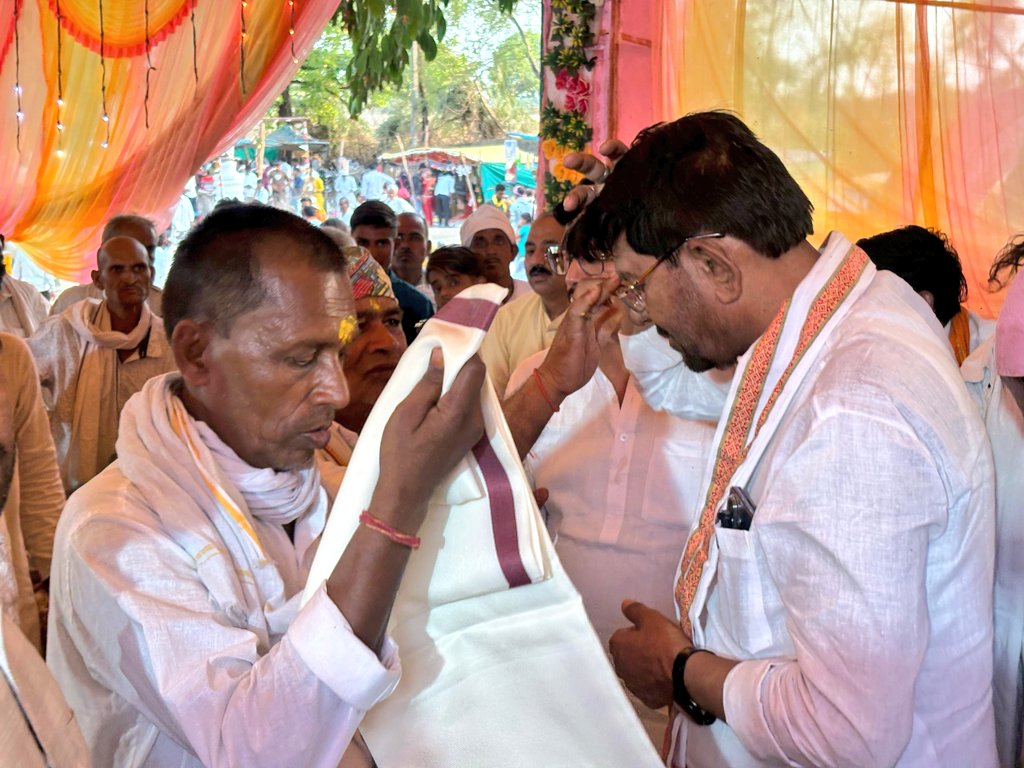 Lakhan_BJP's tweet photo. आज पथरिया विधानसभा के पोंडी फतेहपुर स्थित परमधाम आश्रम में आयोजित 61वें वार्षिक महोत्सव एवं श्री प्राणनाथ जी के 331वें जन्मोत्सव में सम्मिलित होकर आत्मिक शांति एवं ऊर्जा प्राप्त हुई।

मंदिर परिसर में श्री प्राणनाथ जी के अखण्ड पाठ में पधारे बड़ी संख्या श्रद्धालुओं से संवाद करने का अवसर प्राप्त हुआ। श्रद्धालुओं की आस्था और सेवा भाव सामाजिक समरसता का अद्भुत प्रतीक है।