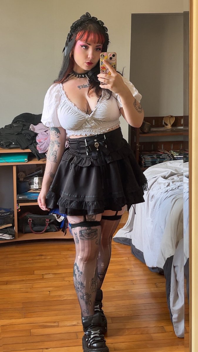 pinkymelodyx's tweet photo. je sais que j’vous harcèle avec cette photo mais en même temps faut voir le pain https://t.co/3tXLfPnucQ