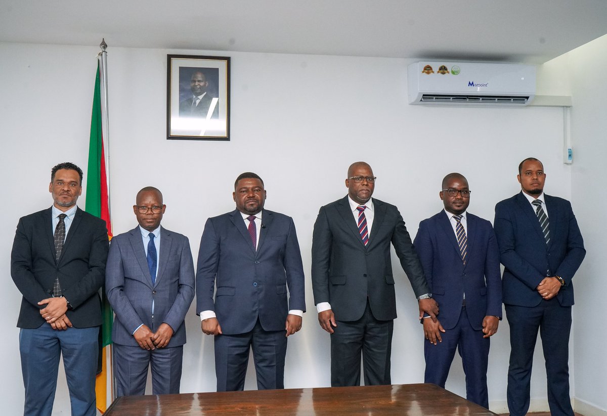 MinEcomz's tweet photo. O Ministro da Economia, Basílio Muhate, conferiu posse a novos Chefes de Departamento Central, reforçando a capacidade institucional do Ministério para acelerar a implementação das prioridades do Governo e impulsionar a transformação económica do País. https://t.co/mNZwRhXFEH