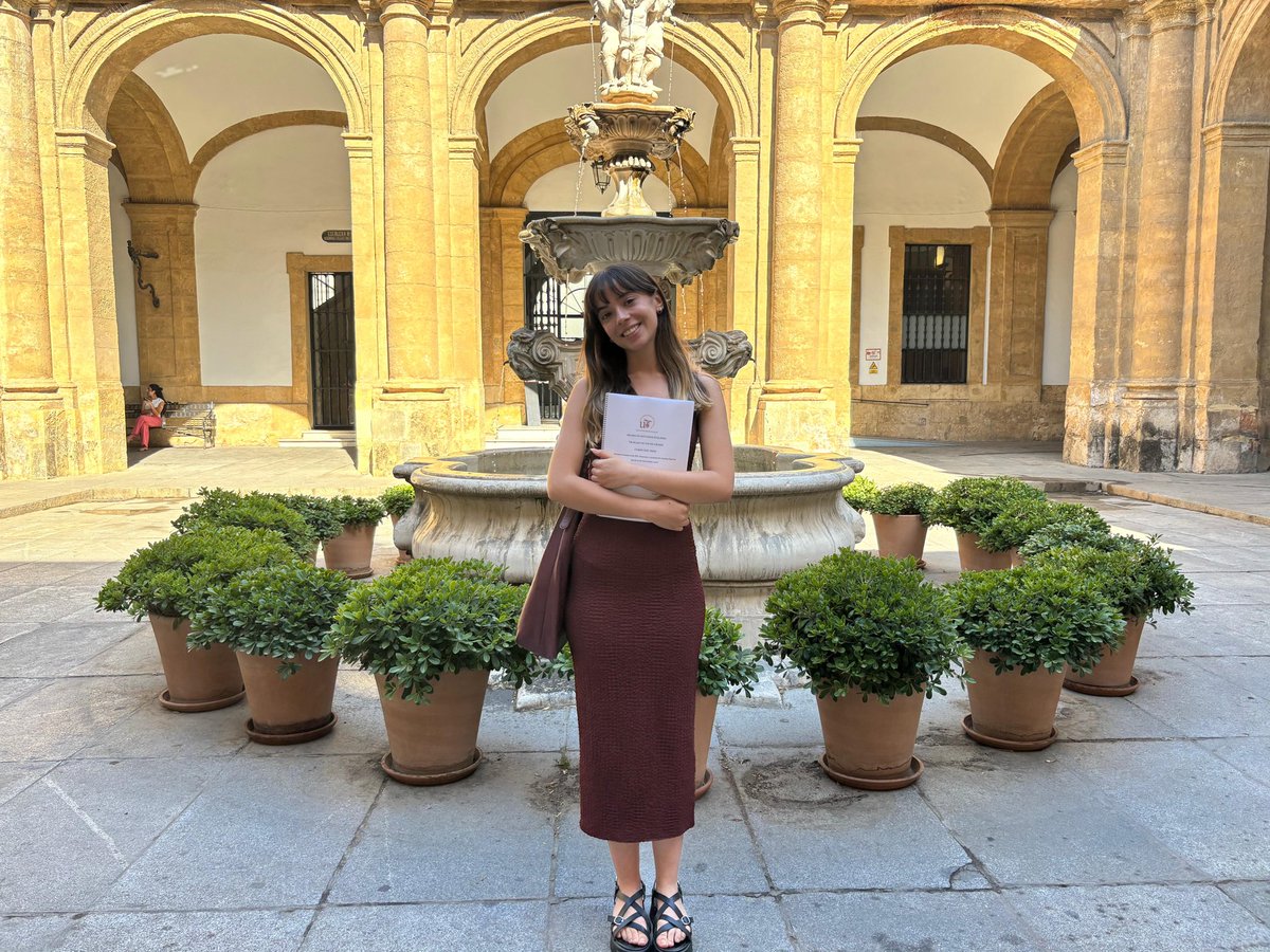 elenxbp's tweet photo. Hoy dos académicos han atacado mi tfg pero lo he defendido y ya no soy universitaria, miércoles raro https://t.co/nY3nwgOhgJ