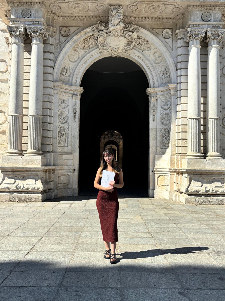 elenxbp's tweet photo. Hoy dos académicos han atacado mi tfg pero lo he defendido y ya no soy universitaria, miércoles raro https://t.co/nY3nwgOhgJ