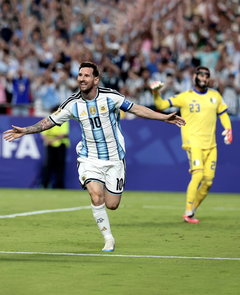 futebol_info's tweet photo. 🚨 Ronaldo Fenômeno diz que Messi é o melhor jogador de futebol da história: "É hora do mundo aceitar".

“Toda vez que Messi entra em campo, tudo se torna histórico e elegante. É hora de o mundo parar de se esconder e aceitar o fato de que ele é o melhor jogador de todos os tempos. Ele continua a ter um desempenho excepcional a cada temporada, e na Copa do Mundo, porém, ainda existem dúvidas sobre ele. É uma noite inesquecível e histórica que ficará para sempre nos livros de história”, disse o Fenômeno ao jornal espanhol Mundo Deportivo.

🗞️ @geglobo 
📸 Divulgação | AFA/Seleção Argentina