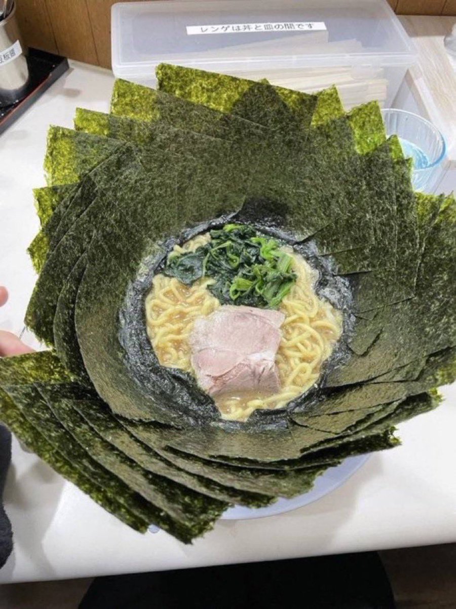 MarineMirage522's tweet photo. 後ろから海苔10枚の食券3回押されてバケモンみたいな麺でてきた https://t.co/NuUcCx1SdX