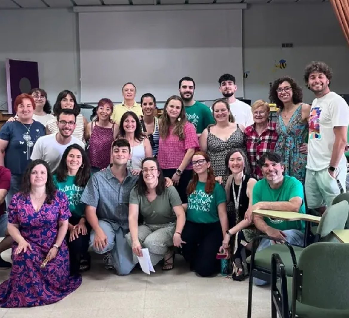 heavenlyer's tweet photo. y un beso también para los profes que habéis llevado la camiseta verde este miércoles para reivindicar la ESCUELA PÚBLICA, recordad: educación pública de calidad de todos para todos💚 https://t.co/dNaXaB5LNP