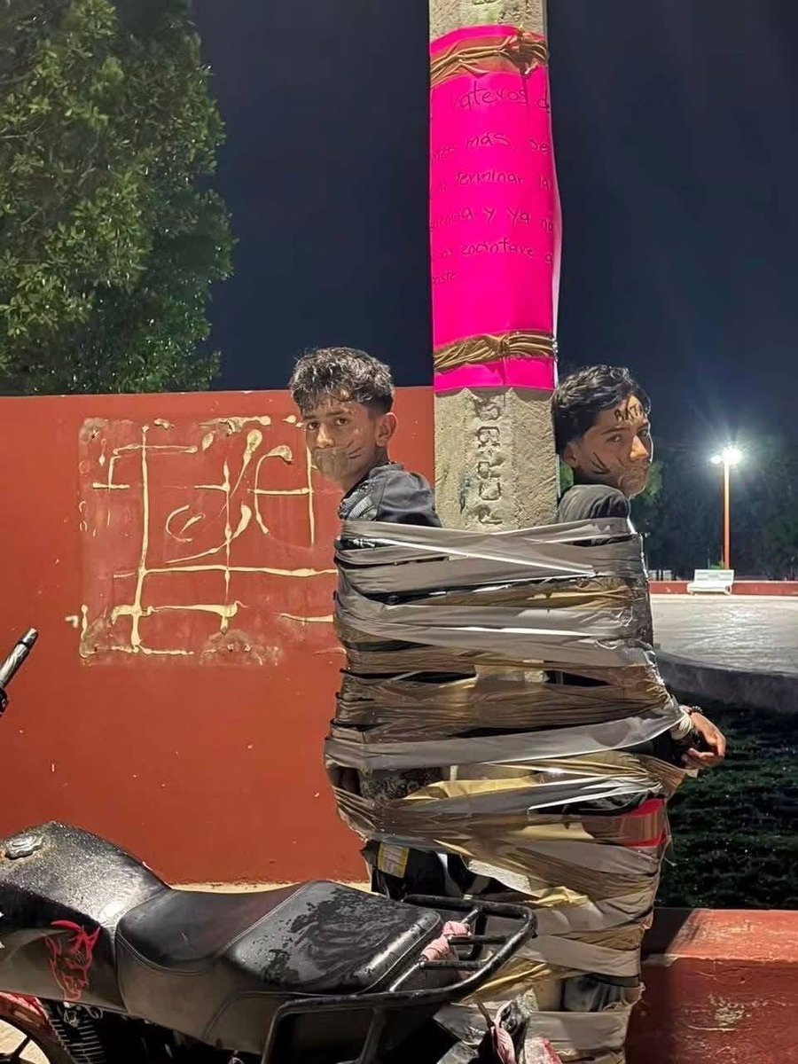 JaliscoRojo's tweet photo. Continúan apareciendo hombres amarrados a postes en Lagos de Moreno 

En el municipio de Lagos de Moreno, Jalisco, la madrugada de hoy en calles de la colonia Nuevo Santa María localizaron a dos hombres, con la boca tapada con cinta canela, con  bigotes pintados y les rayaron la leyenda RATA en la frente, estaban atados con cinta canela y gris a un poste y sobre el poste pegaron una cartulina color rosa fluorescente, con una leyenda que los acusa de ladrones, a un costado de ellos se encontró una motocicleta Italika, color rojo con negro, con un sticker con los números 666. La policía demoró en llegar.