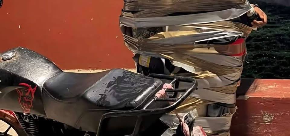 JaliscoRojo's tweet photo. Continúan apareciendo hombres amarrados a postes en Lagos de Moreno 

En el municipio de Lagos de Moreno, Jalisco, la madrugada de hoy en calles de la colonia Nuevo Santa María localizaron a dos hombres, con la boca tapada con cinta canela, con  bigotes pintados y les rayaron la leyenda RATA en la frente, estaban atados con cinta canela y gris a un poste y sobre el poste pegaron una cartulina color rosa fluorescente, con una leyenda que los acusa de ladrones, a un costado de ellos se encontró una motocicleta Italika, color rojo con negro, con un sticker con los números 666. La policía demoró en llegar.