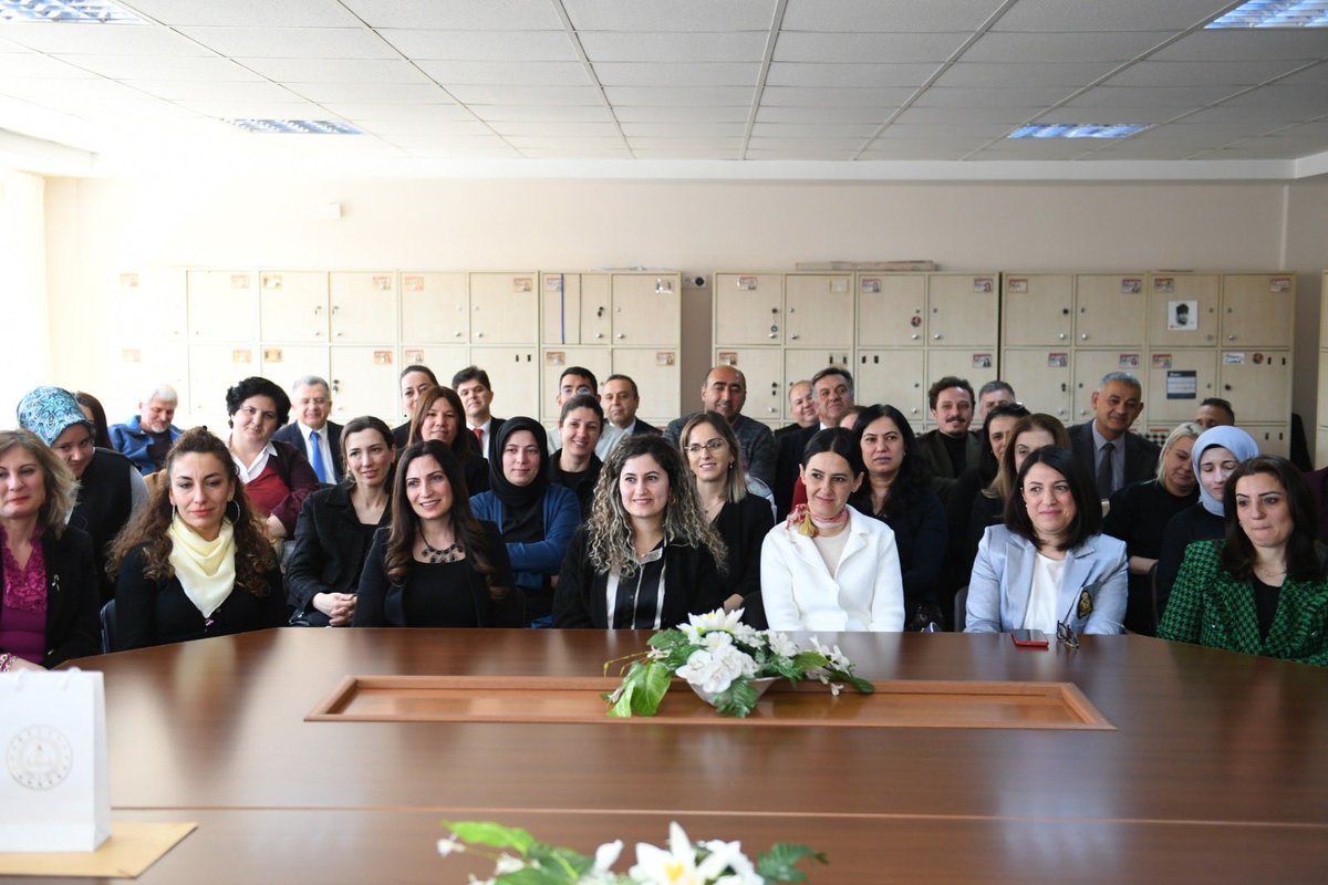 mardinilmem's tweet photo. 📢 Öğretmenlerin Haziran Dönemi Mesleki Çalışma Seminerleri Çevrim İçi Yapılacak

29-30 Haziran tarihlerindeki mesleki çalışma seminerleri, Öğretmen Bilişim Ağı (ÖBA) platformu üzerinden çevrim içi olarak “Bağımsızlık (Bağımlılık) ve Aile” ile “Dijital Çağ ve Aile” konularında gerçekleşecek. 

👉🏻 https://t.co/oWt160GUQR

@tcmeb 
@Yusuf__Tekin 
@tuncay_akkoyun 
@ali_eyyupkoca